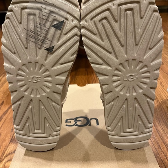 BRAND NEW IN BOX Ugg Ultra Mini Boots in Driftwood. - Picture 5 of 5